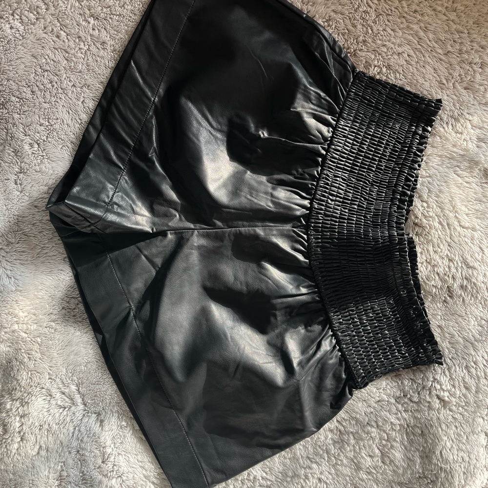 Black Pleater Elastic Shorts M